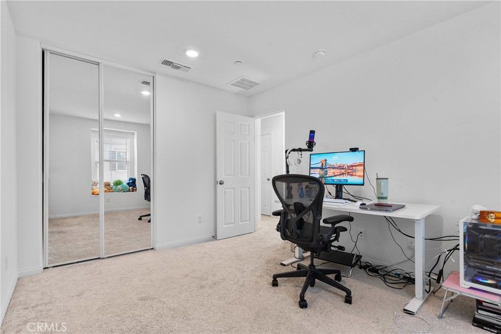 listing image 130722614701694692935