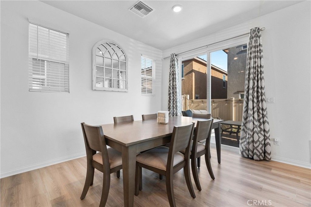 listing image 130723059849275996212