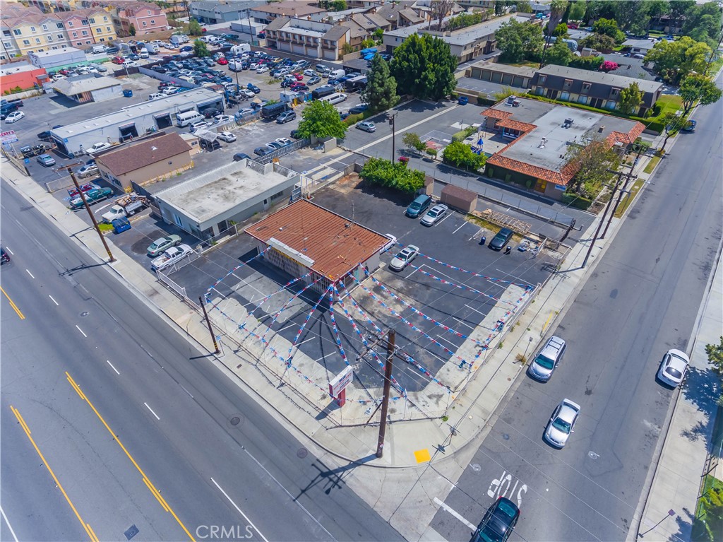 Don’t miss this unique opportunity to own a freestanding auto repair facility in one of Garden Grove’s most active and visible locations. The property has been operated as an auto repair shop for many years and will be delivered vacant, making it ideal for an owner-user.
Perfect for shop owners looking to secure their own space, this property offers excellent street visibility, easy access to major roads and freeways, and the flexibility to fully occupy and operate your own business.
Whether you’re looking to grow your business or invest in a valuable piece of real estate, this location offers strong long-term potential.