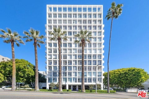 Photo of 7135 Hollywood Boulevard #808, Los Angeles, CA 90046 (MLS # 26105096)