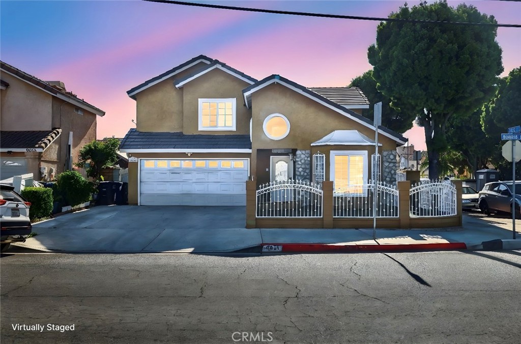 Take advantage of this amazing opportunity to purchase in the heart of Huntington Park on a corner lot! This home offers 3 bedroom and 2.5 bathroom.
As you walk in you will be impressed with the high ceiling that makes the home feel very spacious. This home is ideal for entertaining, with a spacious living room, dinning room and kitchen!