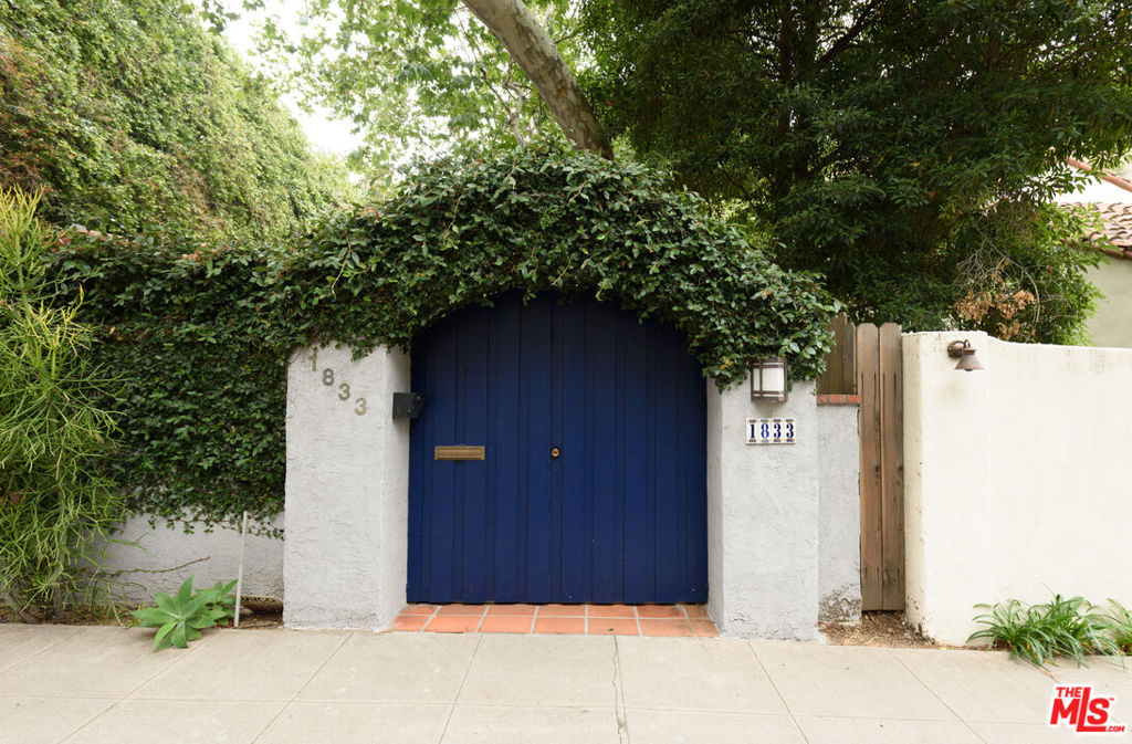 1833 Courtney Avenue