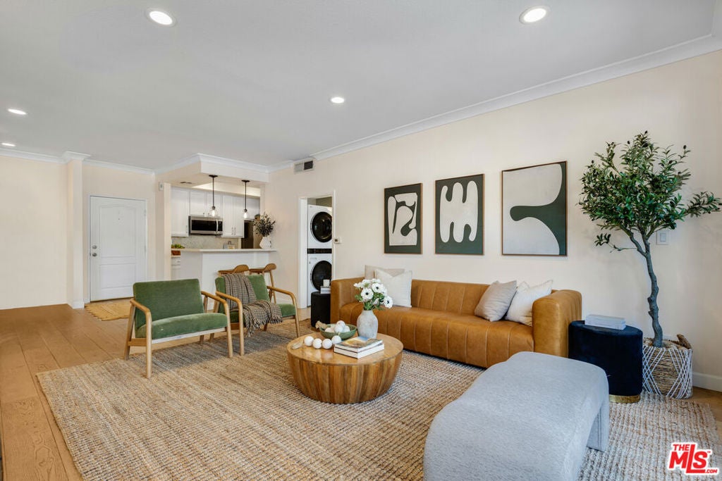 11225 Peach Grove Street 104, Los Angeles CA 91601