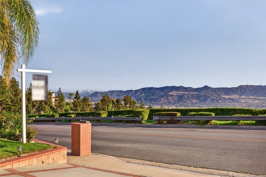 1350 E Tujunga