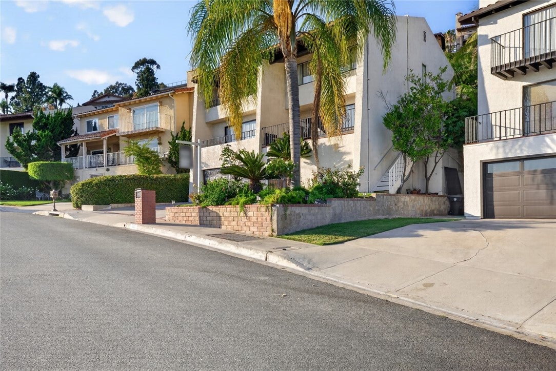 1350 E Tujunga