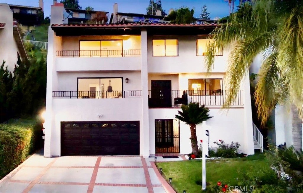 1350 E Tujunga AVE