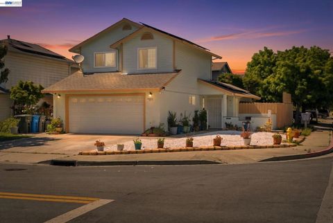 Photo of 125 Bennett St St, Gilroy, CA 95020 (MLS # 41130690)