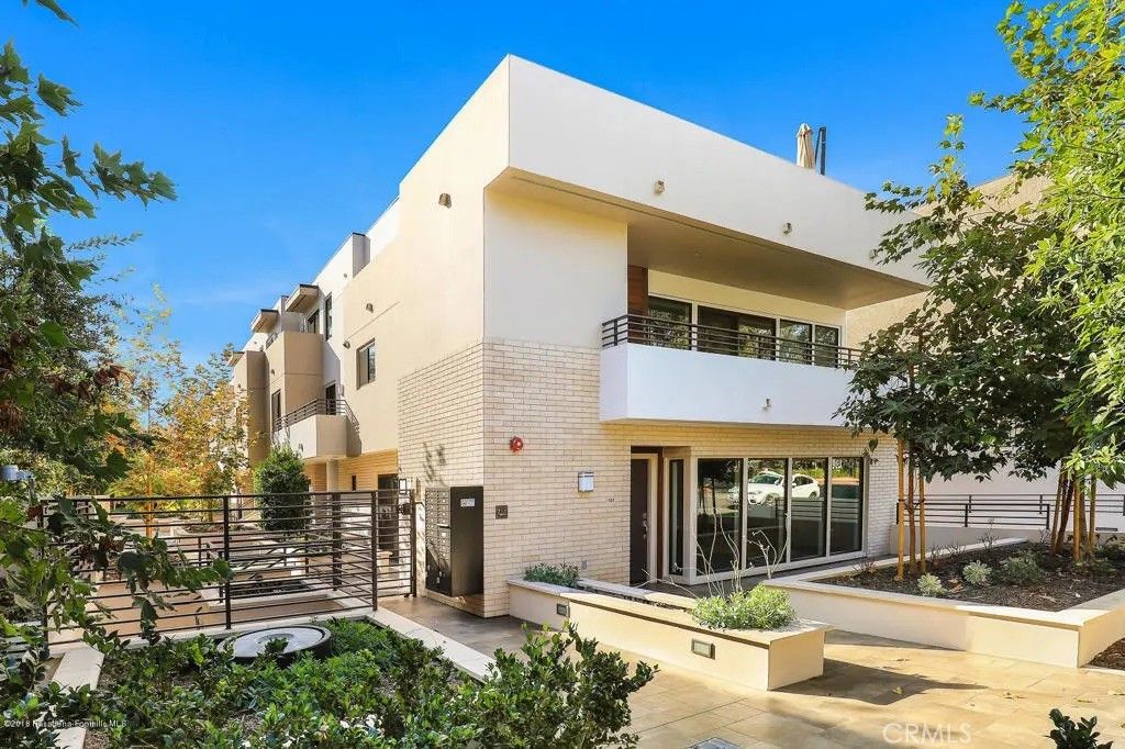 Photo of 2428 E Del Mar Boulevard #101, Pasadena, CA 91107 (MLS # GD25255727)