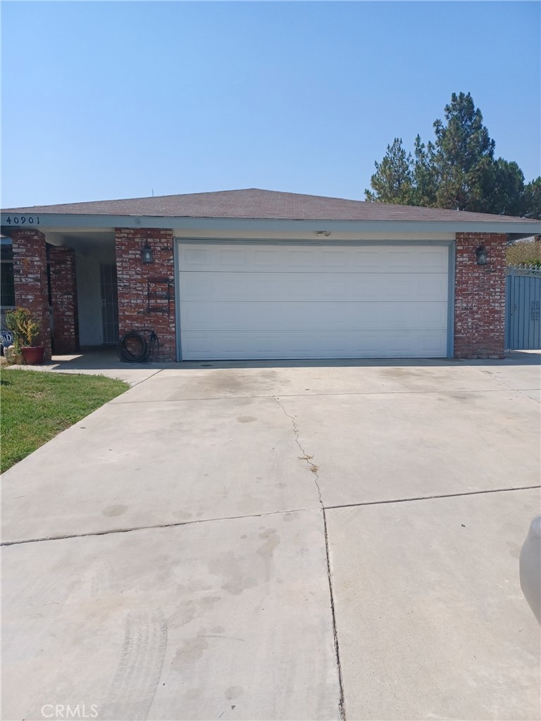 THIS HOME HAS 3 BEDROOMS, 2 BATHROOMS AND EXTRA ROOM CAN BE USE AS HOME OFFICE OR 4TH BETHROOM, LIVING ROOM WITH FIREPLACE,
KITCHEN WITH LARGE DINING ROOM.
ALL BEDROOMS WITH CEILING FANS, LARGE BACK YARD WITH CONCRETE COVER PATIO, LOCATED IN A VERY QUIET AND SAFE CULL-DE-SAC.
YOU MUST SEE IT TO APPLECIATE.
REQUIREMENTS: CALL AGENT FOR ALL DE DETAILS.