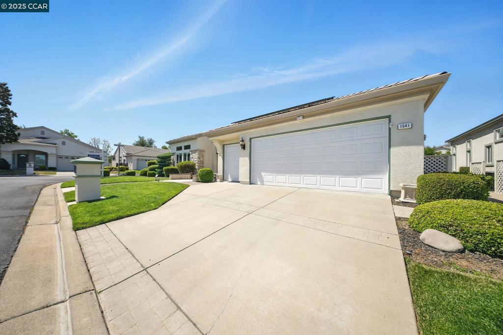 1541 Carlton Way