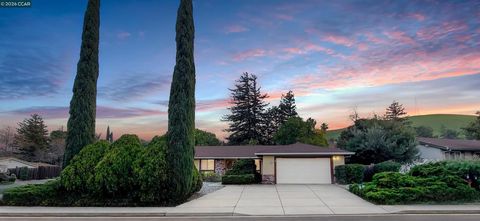 Photo of 1 1 Castlewood Dr, Pittsburg, CA 94565 (MLS # 41123853)