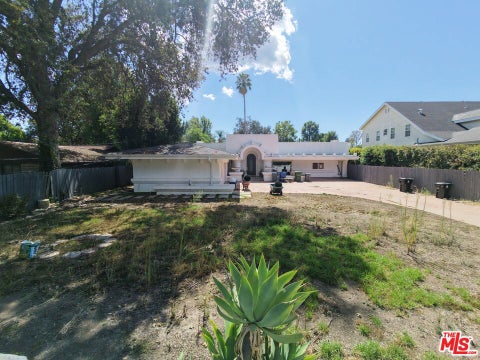 Photo of 23460 Hatteras Street, Woodland Hills, CA 91367 (MLS # 26993717)