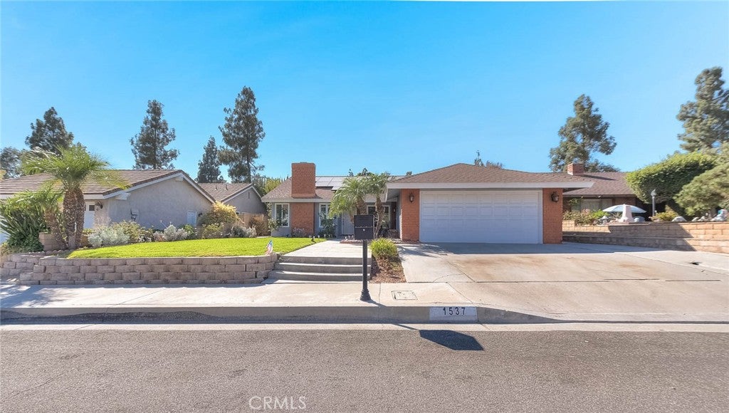 1537 Meadow Glen