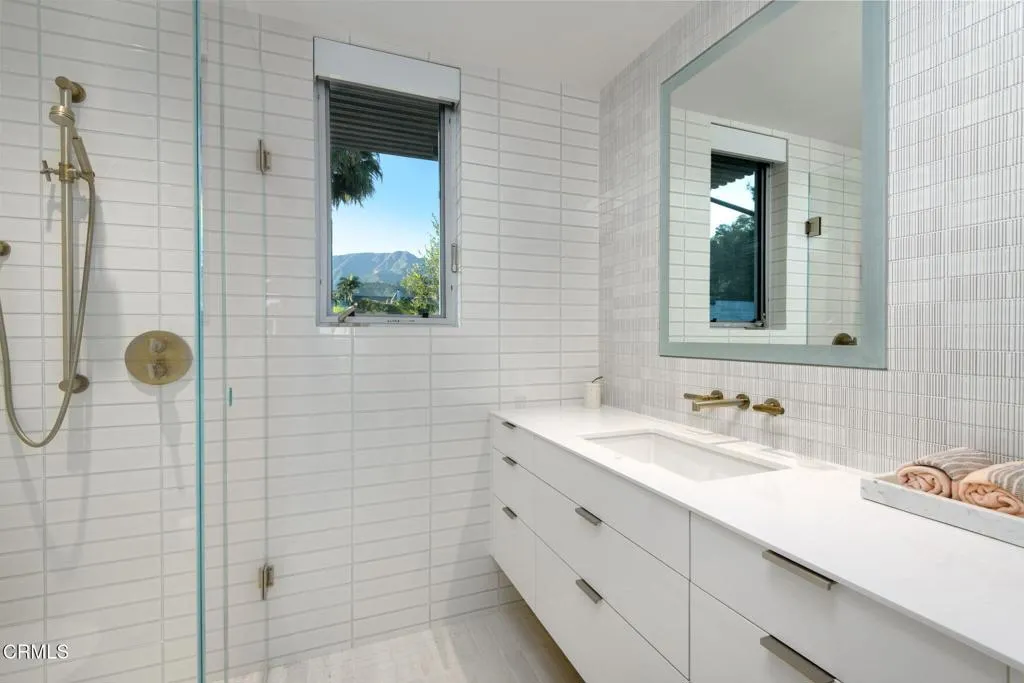 Carpinteria, California 93013, United States, 4 Bedrooms Bedrooms, ,3 BathroomsBathrooms,Residential,Active,247563