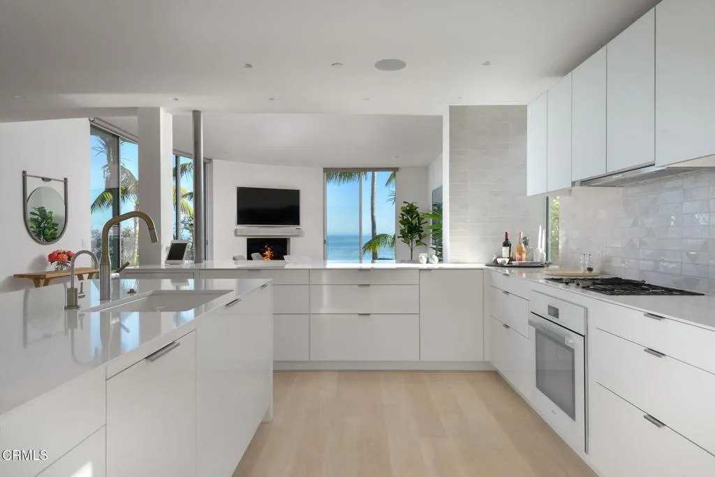 Carpinteria, California 93013, United States, 4 Bedrooms Bedrooms, ,3 BathroomsBathrooms,Residential,Active,247563