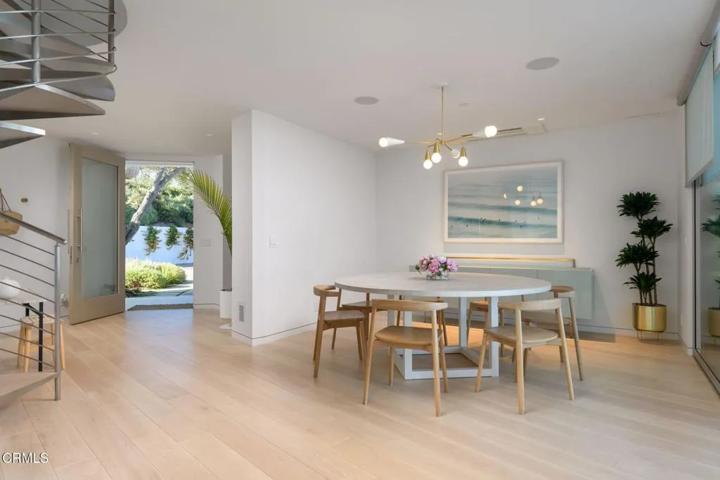 Carpinteria, California 93013, United States, 4 Bedrooms Bedrooms, ,3 BathroomsBathrooms,Residential,Active,247563