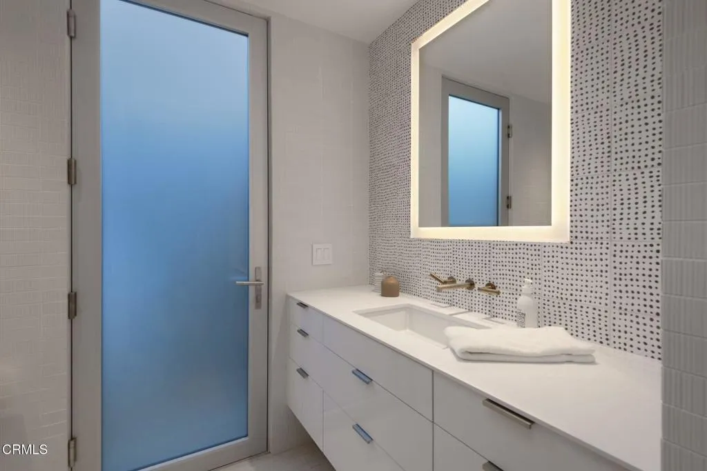 Carpinteria, California 93013, United States, 4 Bedrooms Bedrooms, ,3 BathroomsBathrooms,Residential,Active,247563