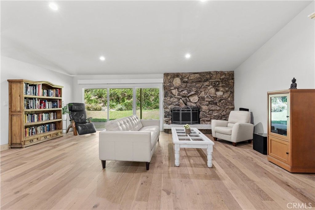 Photo of 4479 Azalia Drive, Tarzana, CA 91356 (MLS # SR26073393)