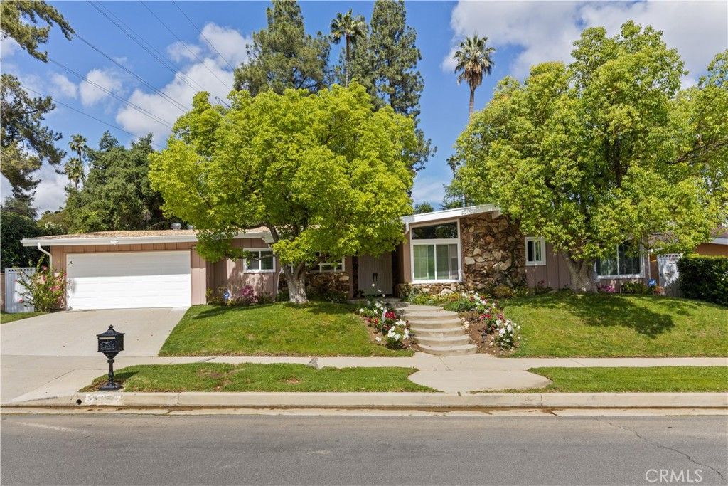 Photo of 4479 Azalia Drive, Tarzana, CA 91356 (MLS # SR26073393)