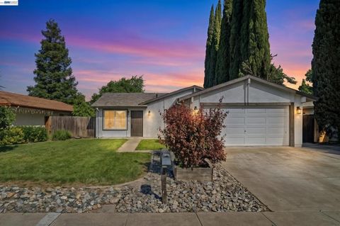 Photo of 554 Chestnut Ave Ave, Tracy, CA 95376 (MLS # 41133724)