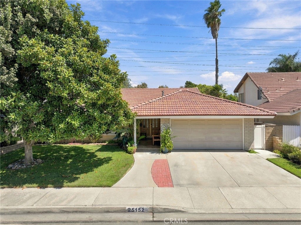 25152 Avenida Rotella
