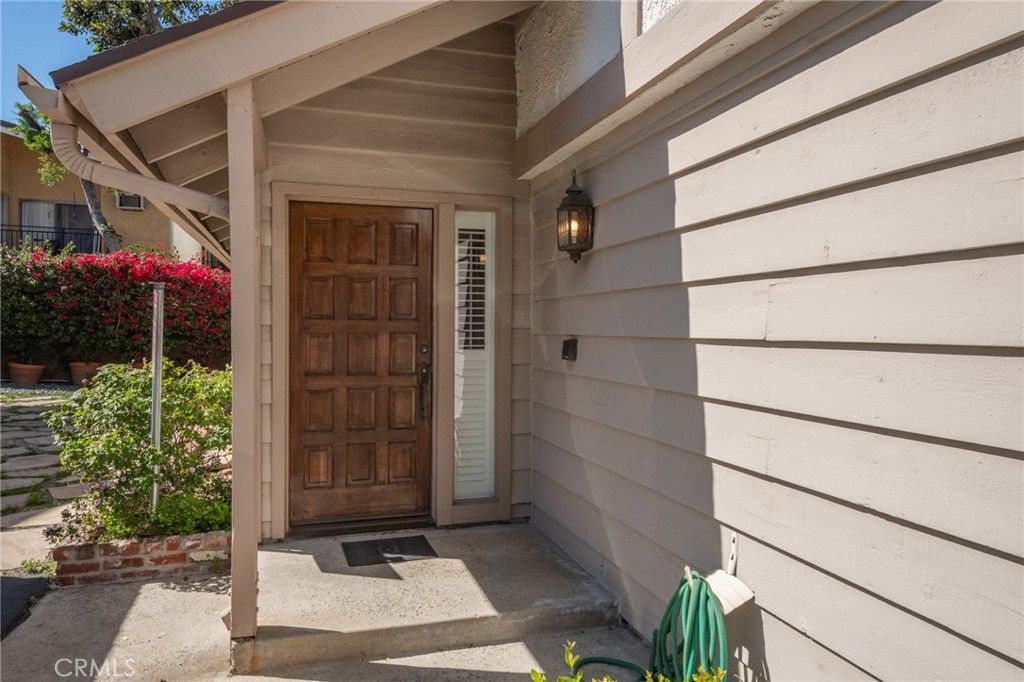 Photo of 18319 Collins Street #19, Tarzana, CA 91356 (MLS # SR26052289)