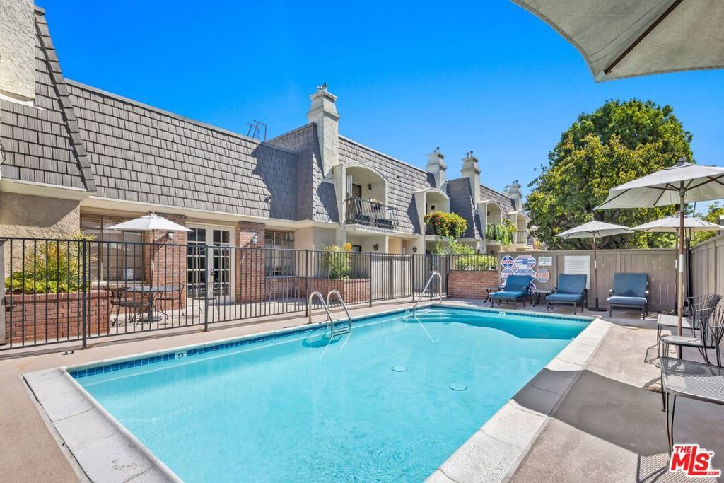 Photo of 620 1/2 Wilcox Avenue, Los Angeles, CA 90004 (MLS # 25592735)