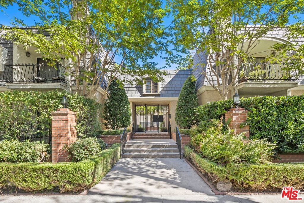 Photo of 620 1/2 Wilcox Avenue, Los Angeles, CA 90004 (MLS # 25592735)