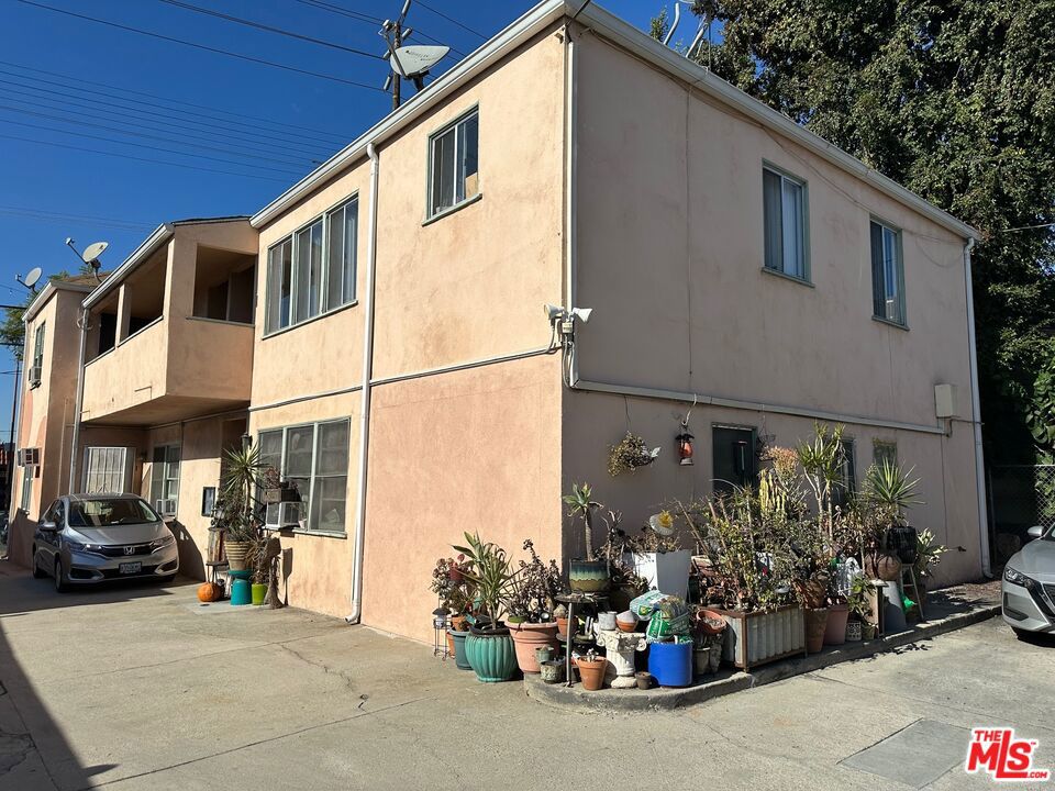 1816 Hillhurst Avenue