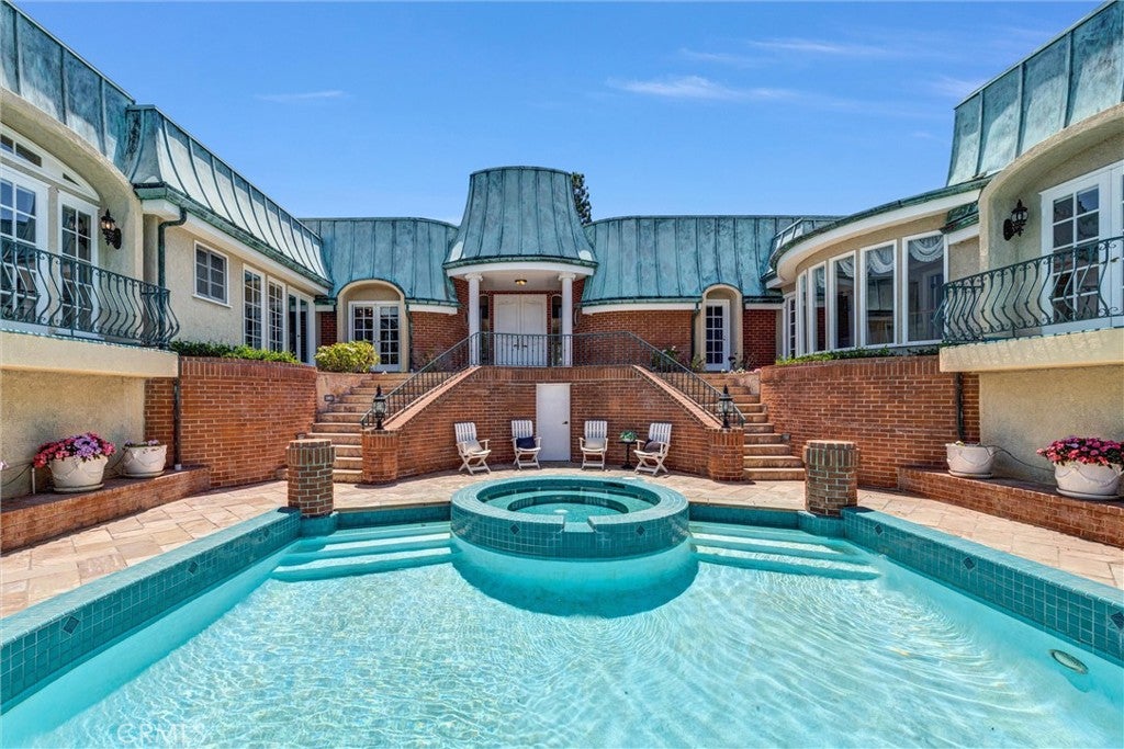 81 Royal Saint George Road