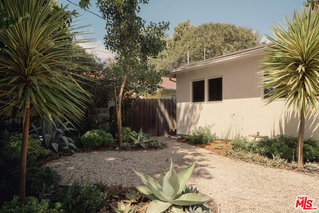 Photo of 914 Bienveneda Avenue, Pacific Palisades, CA 90272 (MLS # 26710039)