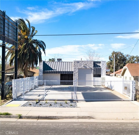 Photo of 334 S Arrowhead Avenue, San Bernardino, CA 92408 (MLS # AR26174963)