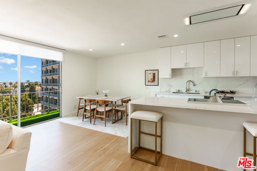 100 S Doheny Drive 811
