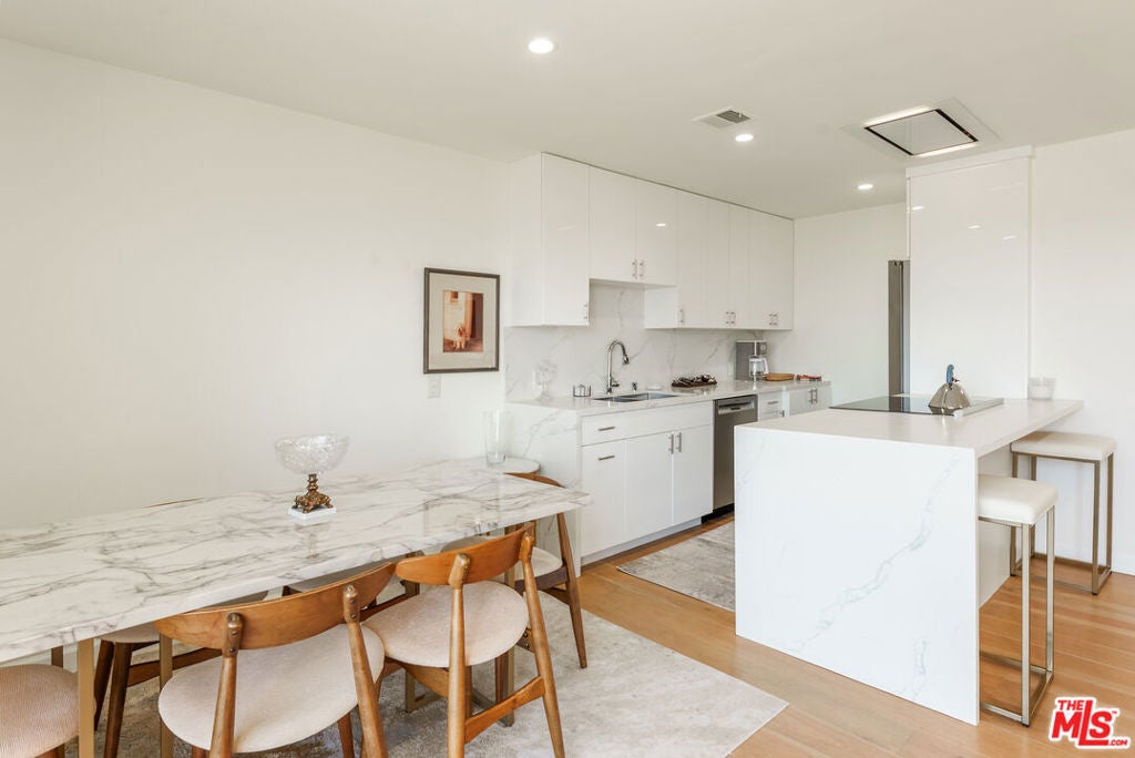 100 S Doheny Drive 811
