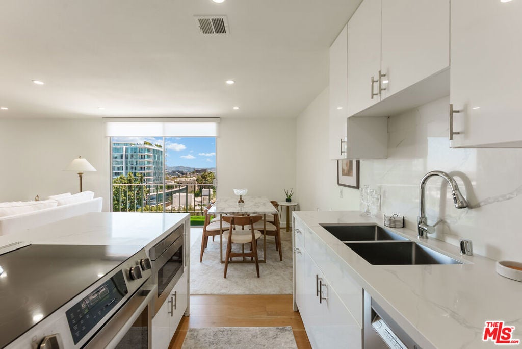 100 S Doheny Drive 811