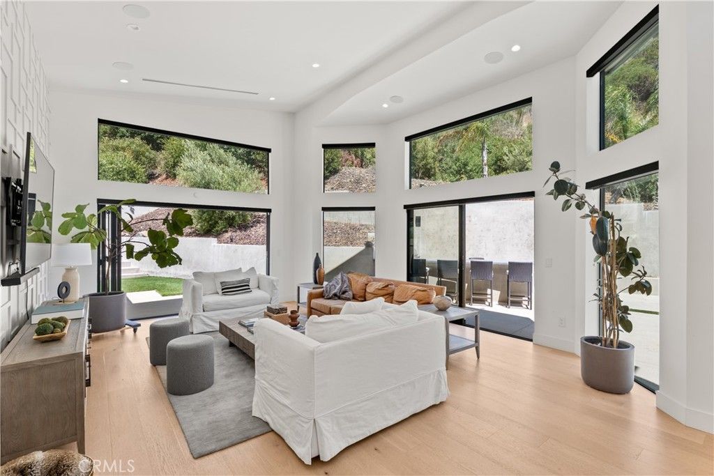 Photo of 17137 Escalon Drive, Encino, CA 91436 (MLS # SR25169701)