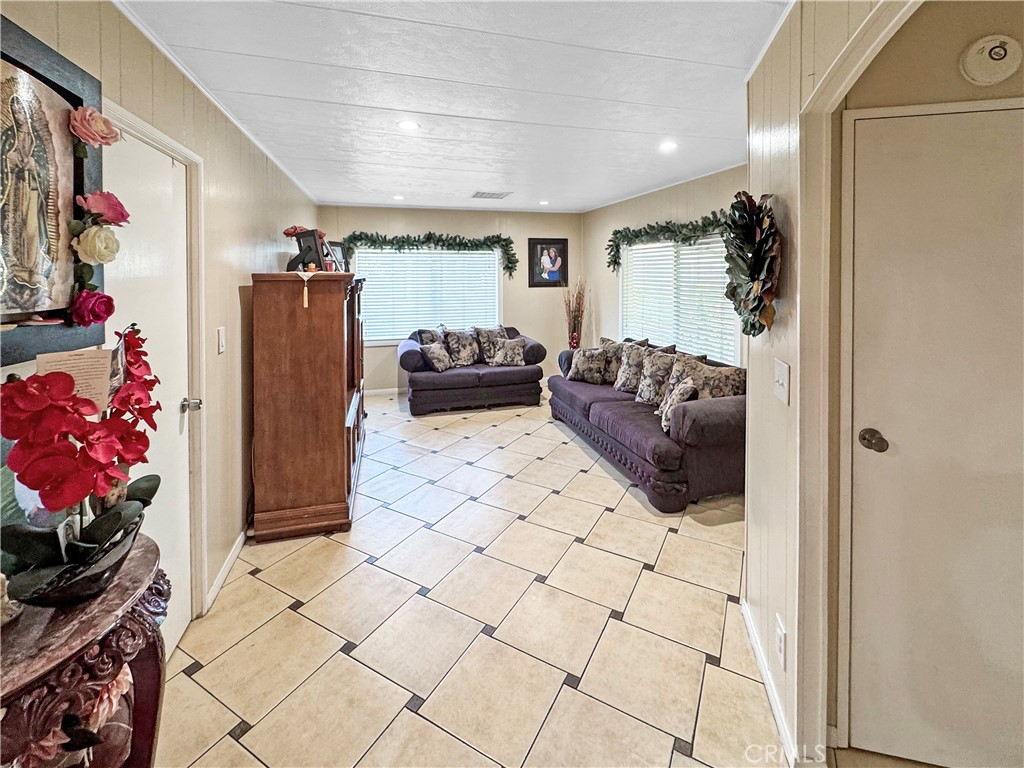 201 W Collins Avenue 73