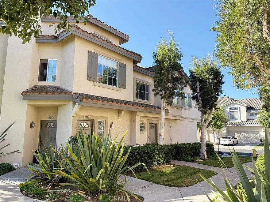 This 2 bedroom, 2 bath condo is in the gated community of Viewpoint North. End unit with attached direct access single car garage plus an additional assigned covered parking space. Living Room has high ceiling fireplace and sliding door that leads to the private balcony, large kitchen with big countertops and appliances. Convenient indoor laundry. Master suite is complete with double door entry, ceiling fan, dual sinks with granite counter, walk in shower and mirrored wardrobe doors. Viewpoint North HOA includes pools, spas, clubhouse, BBQ areas and greenbelts. Easy Freeway access.