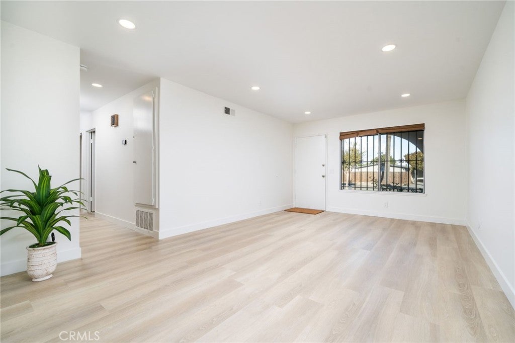 212 N Acacia Avenue