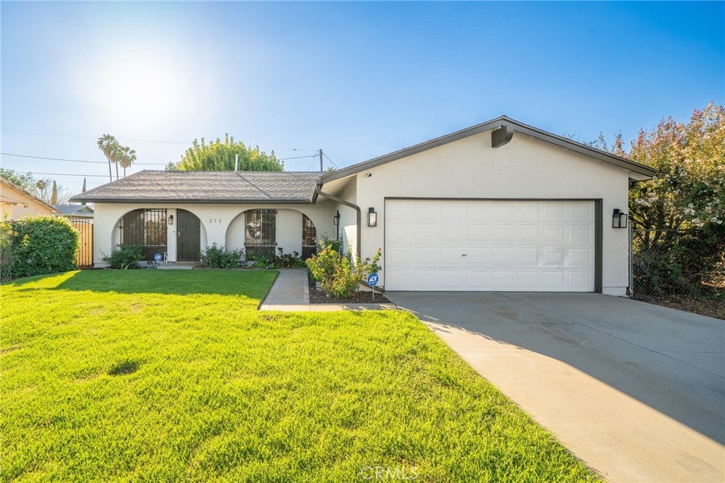 212 N Acacia Avenue