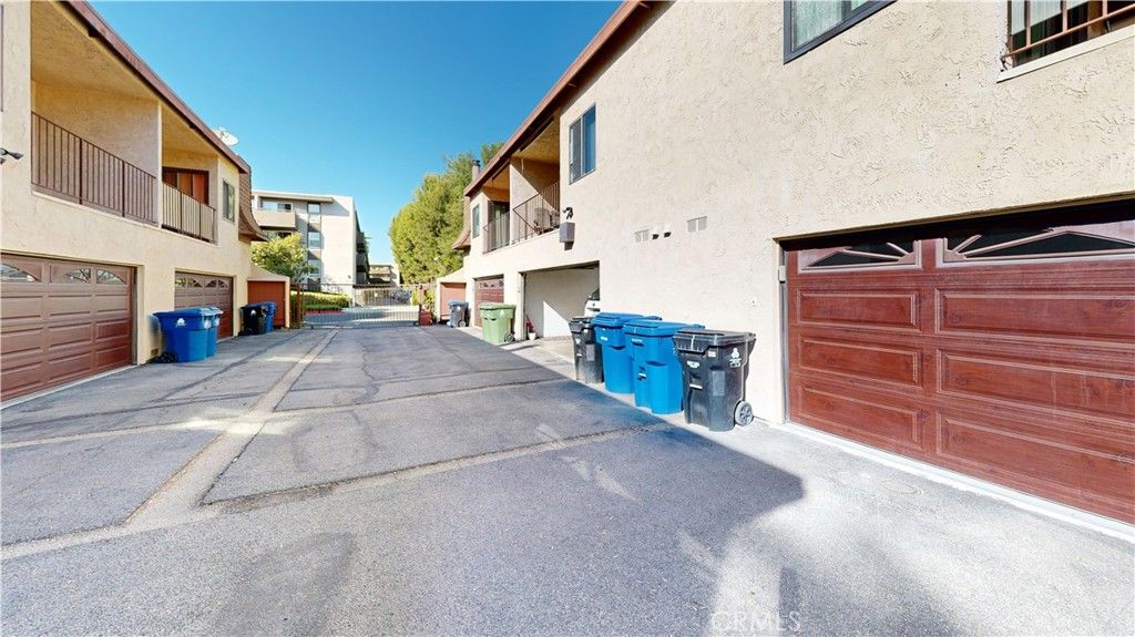 Photo of 15414 Gault St, Van Nuys, CA 91406 (MLS # SR25236173)
