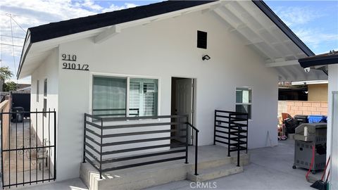 Photo of 910 E 77th St, Los Angeles, CA 90001 (MLS # DW26031879)