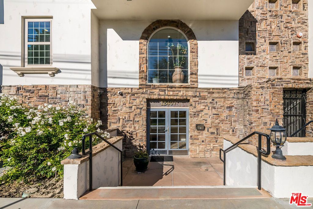Photo of 12407 Moorpark Street #106, Studio City, CA 91604 (MLS # 26636359)