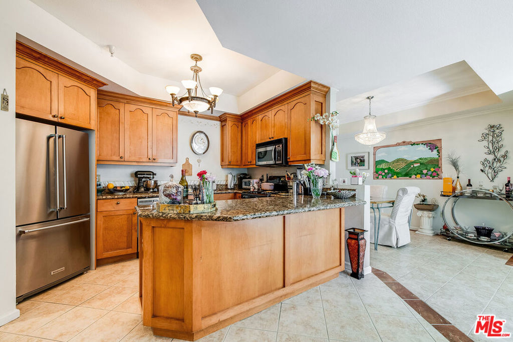 12407 Moorpark Street 106