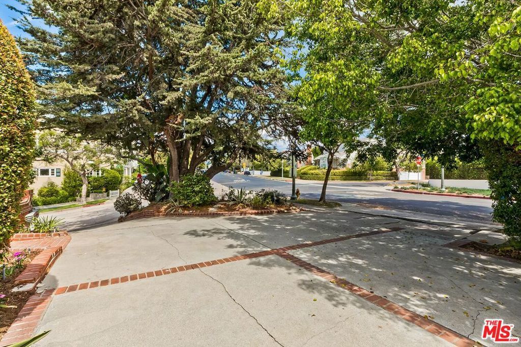 Photo of 901 Malcolm Avenue, Los Angeles, CA 90024 (MLS # 25595101)