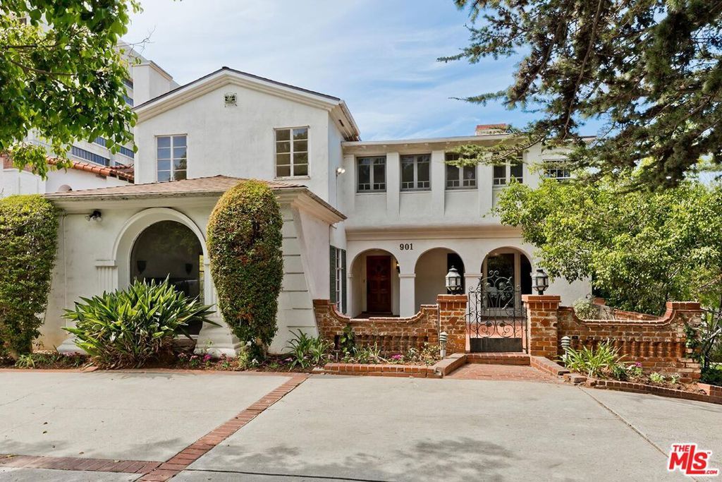 Photo of 901 Malcolm Avenue, Los Angeles, CA 90024 (MLS # 25595101)