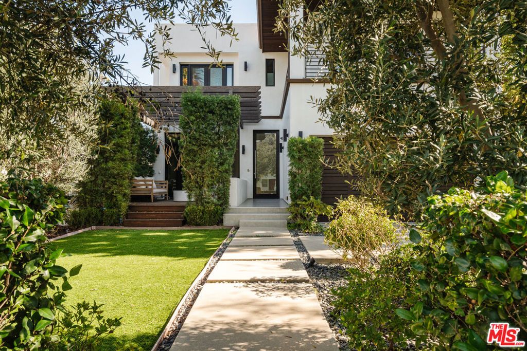 Photo of 536 N Arden Boulevard, Los Angeles, CA 90004 (MLS # 25599883)