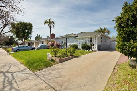 Photo of 331 W Elmwood Avenue, Burbank, CA 91506 (MLS # BB26079555)