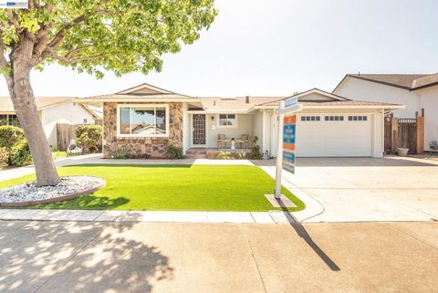 Photo of 32432 Deborah Dr Dr, Union City, CA 94587 (MLS # 41133102)
