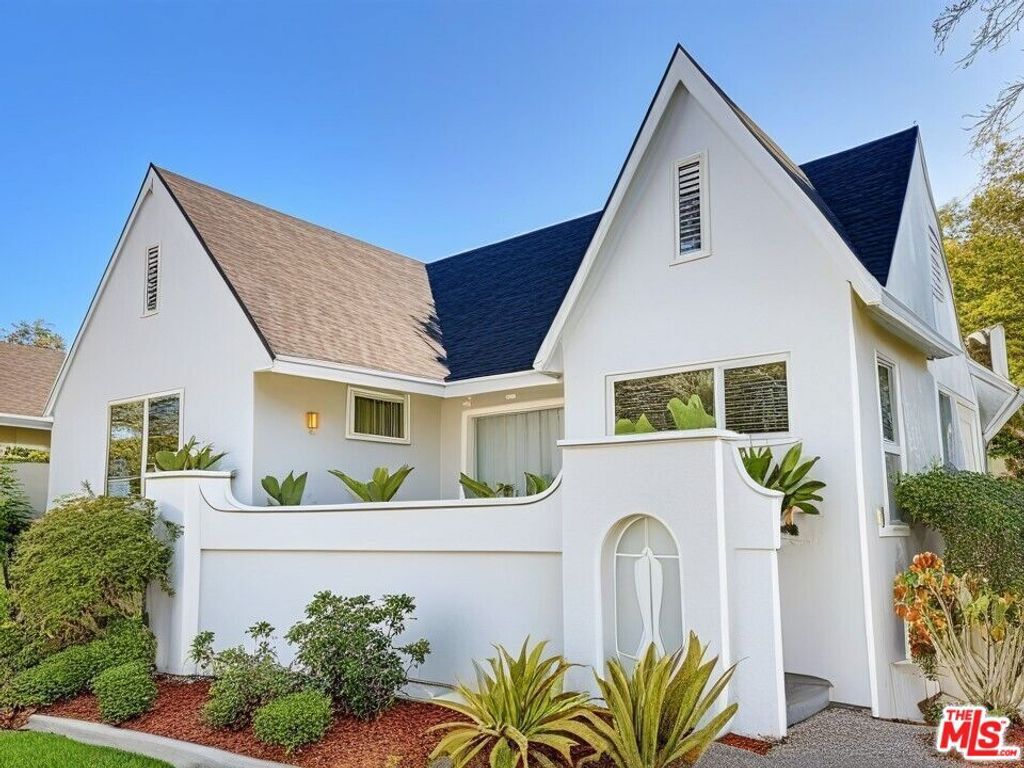 Photo of 1618 S Burnside Avenue, Los Angeles, CA 90019 (MLS # 26835745)